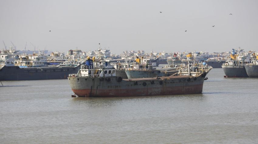 লাইটার জাহাজ নীতিমালা নিয়ে আমদানিকারকদের আপত্তি