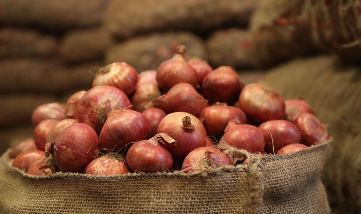 সরবরাহ সংকটে বাড়ছে দেশি পেঁয়াজের ঝাঁজ