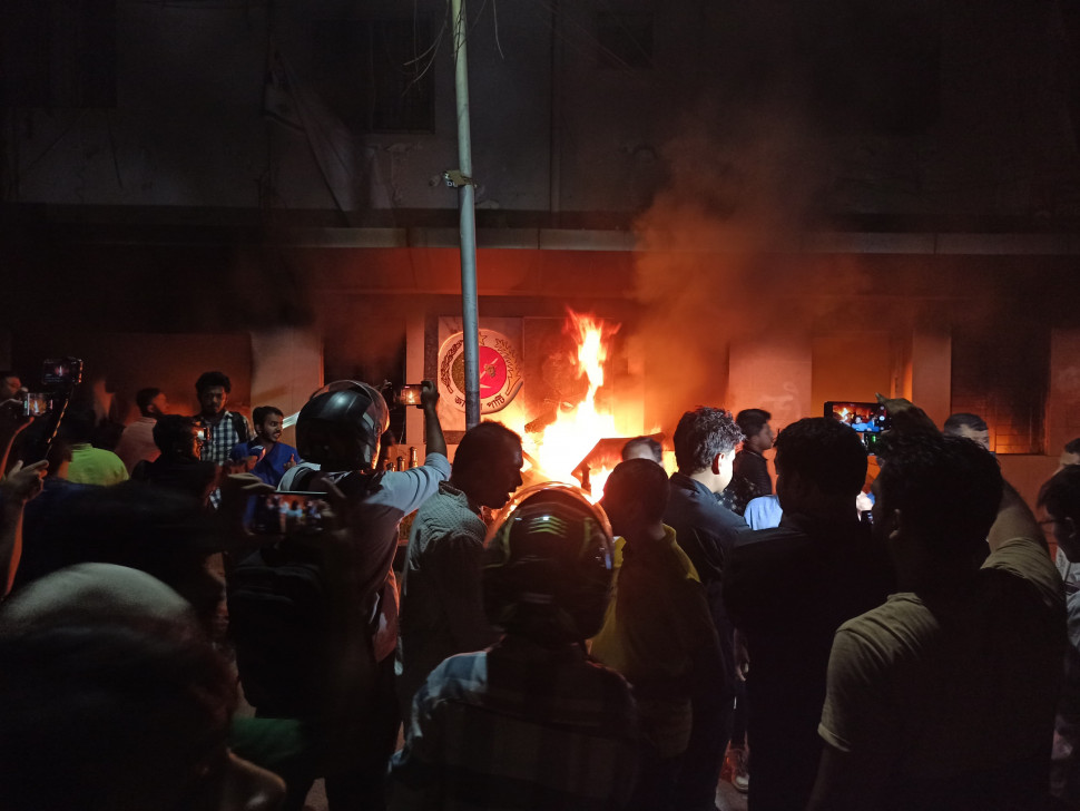 জাতীয় পার্টির কেন্দ্রীয় কার্যালয়ে আগুন-ভাঙচুর