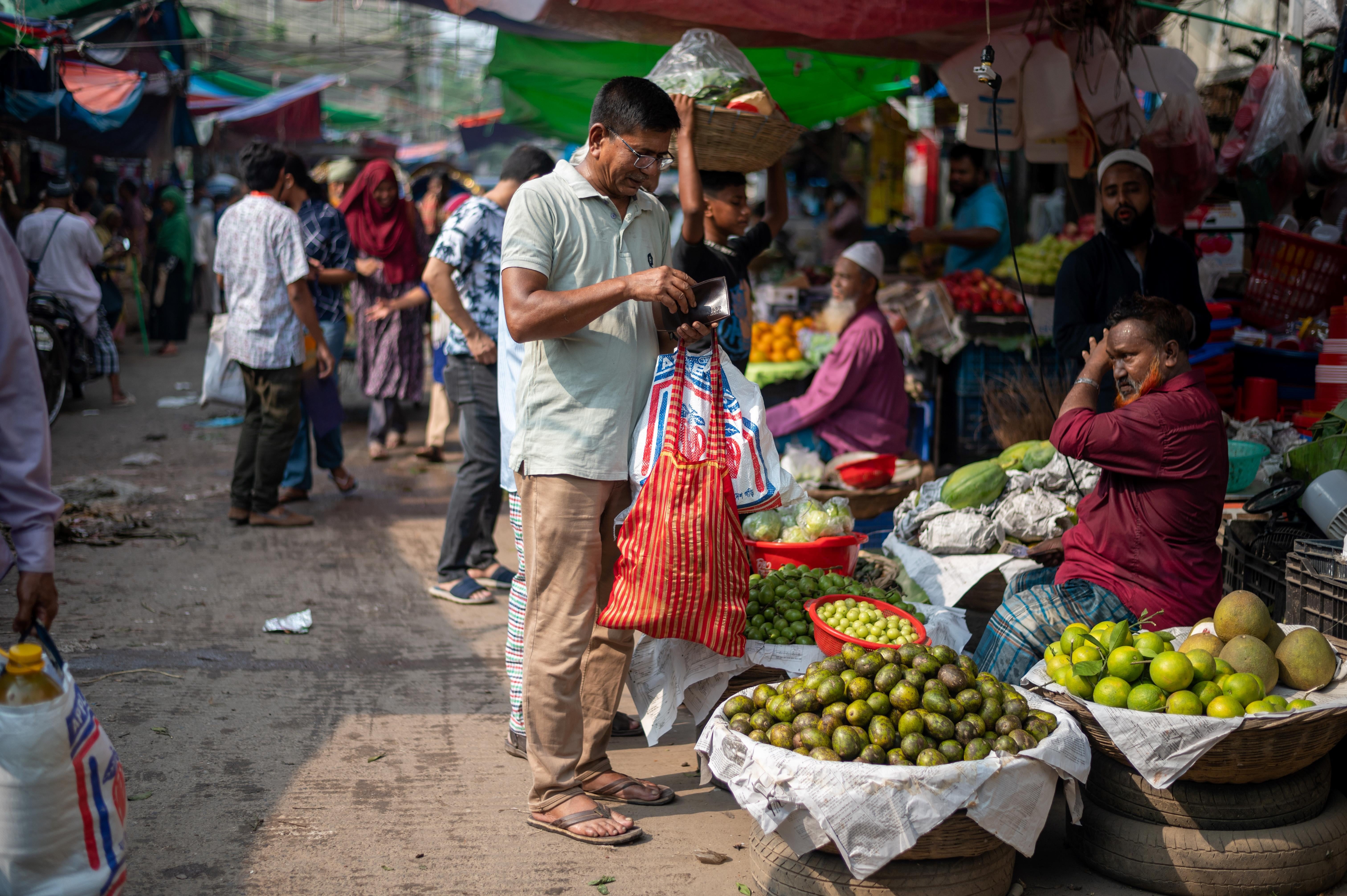 পলিথিনের বিকল্প শাড়ির তৈরি ব্যাগ