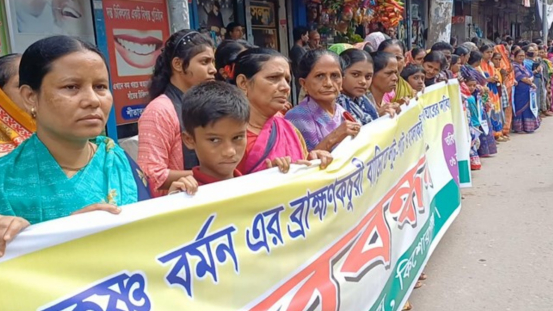 হিন্দু বাড়িতে হামলা-লুটপাট: বহিষ্কৃত বিএনপি নেতার গ্রেপ্তার দাবিতে মানববন্ধন