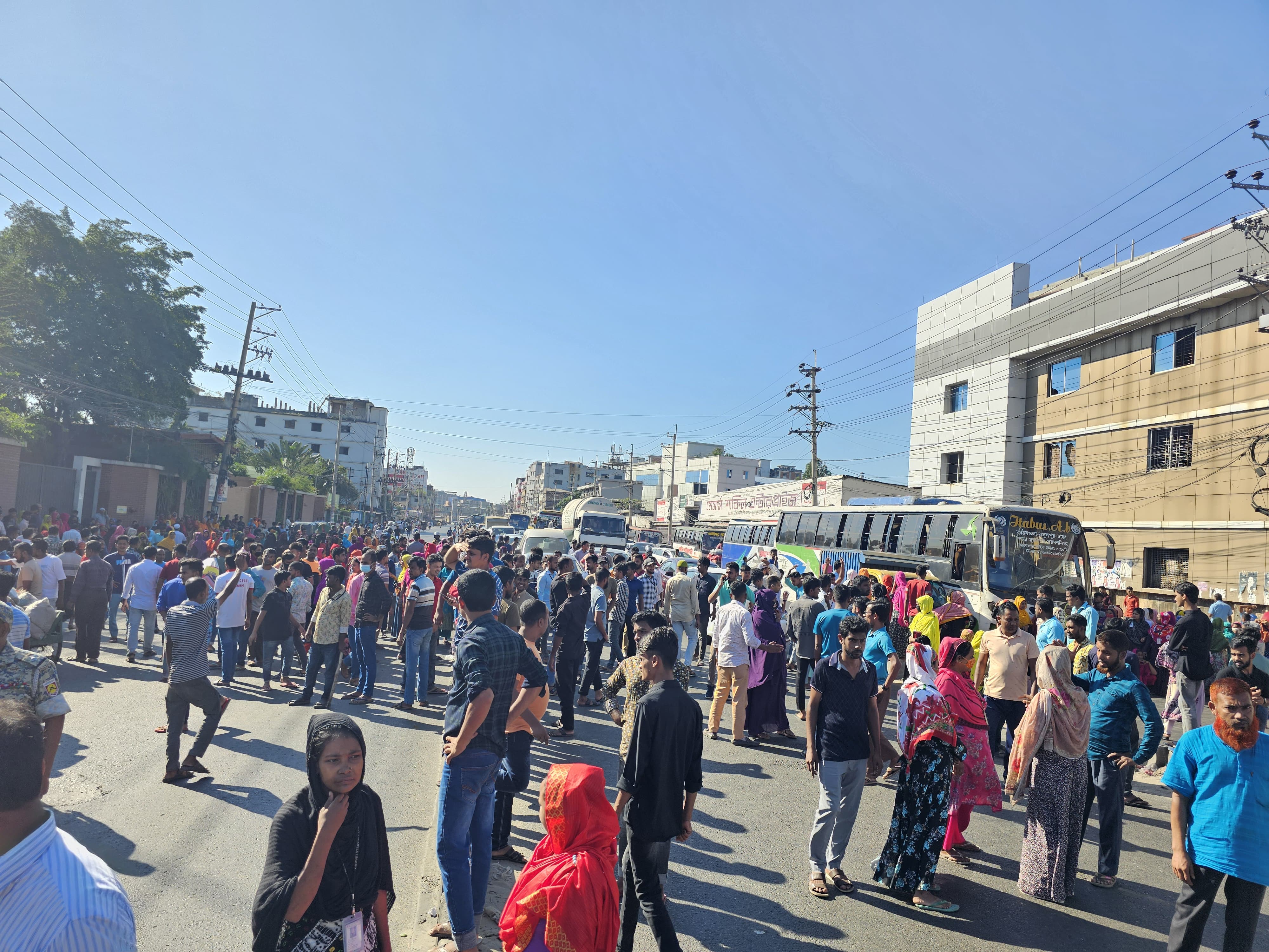 ৫ কারখানার শ্রমিকদের ঢাকা-ময়মনসিংহ মহাসড়ক অবরোধ