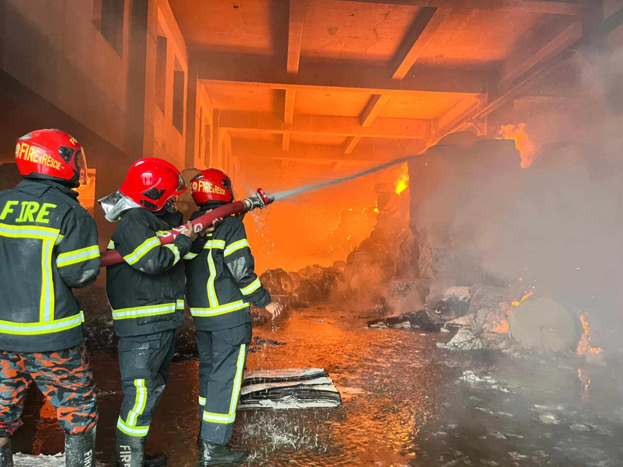 মেঘনা গ্রুপের টিস্যু কারখানায় আগুন, নিয়ন্ত্রণে ফায়ার সার্ভিসের ১২ ইউনিট