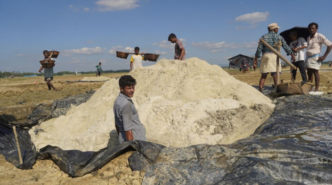 দাম কম, হতাশ লবণ চাষি