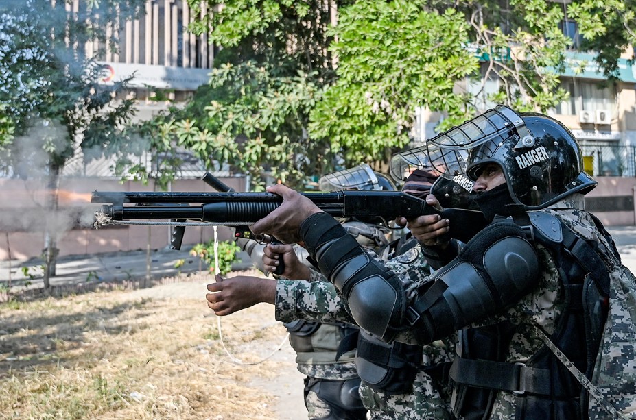 ইসলামাবাদের রেড জোন থেকে বিক্ষোভকারীদের সরিয়ে দিয়েছে নিরাপত্তা কর্মীরা