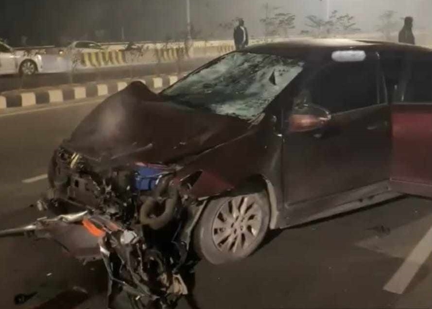 প্রাইভেটকারটির রেজিস্ট্রেশন সাবেক সেনা কর্মকর্তার নামে, বিয়ারের ক্যান-মদের বোতল উদ্ধার