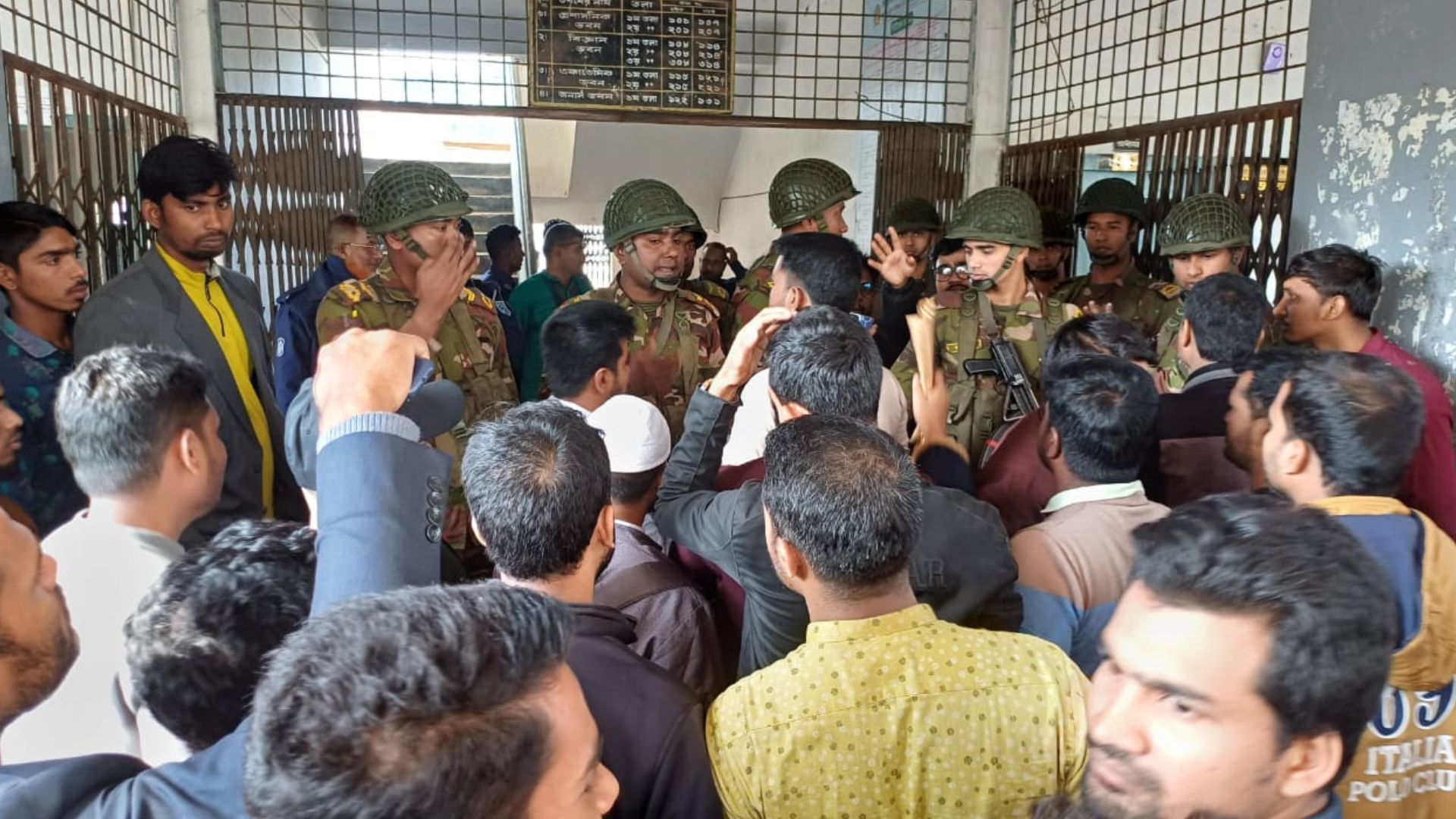 অনিয়ম-অব্যবস্থাপনার অভিযোগে পঞ্চগড় আদালতে কর্মচারী নিয়োগ পরীক্ষা স্থগিত