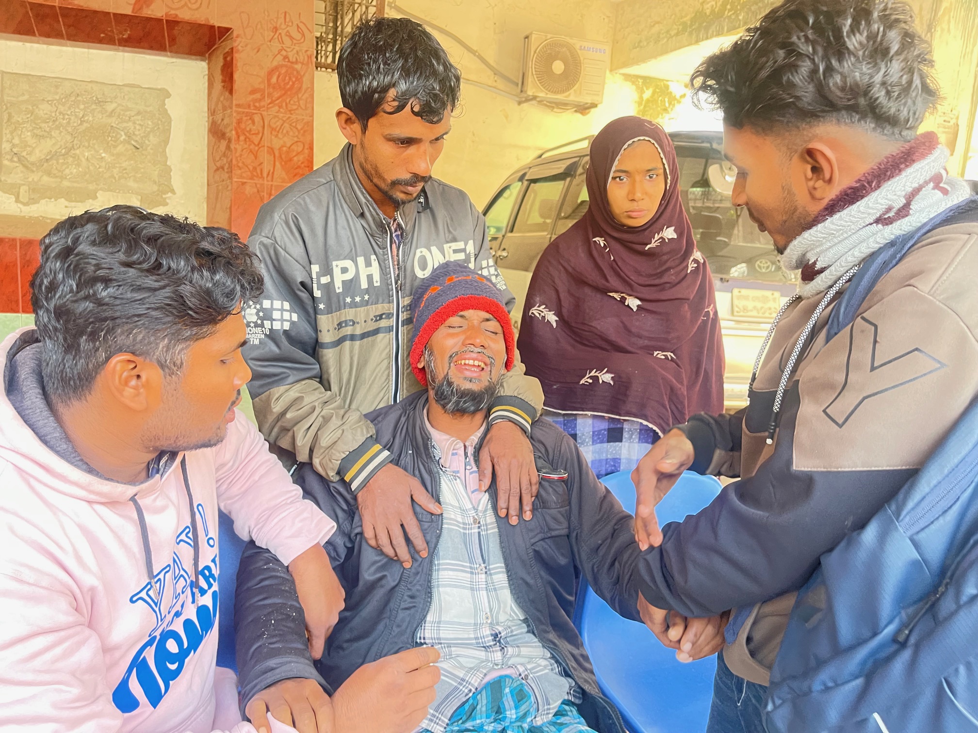 চাঁদপুরে কার্গো জাহাজে নিহত ৭ জনের মরদেহ নিতে হাসপাতালে স্বজনরা