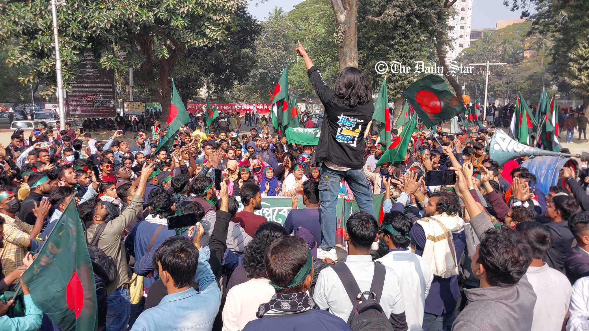 মার্চ ফর ইউনিটি: সকাল থেকেই শহীদ মিনারে জড়ো হচ্ছে ছাত্র-জনতা