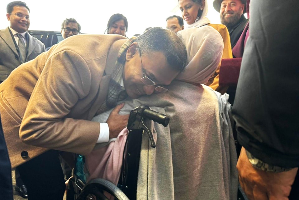 লন্ডনে ৭ বছর পর মা-ছেলের মিলন