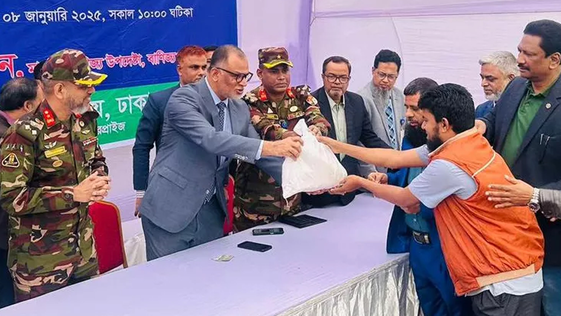 মজুতদারির কারণে চালের বাজার অস্থিতিশীল: বাণিজ্য উপদেষ্টা