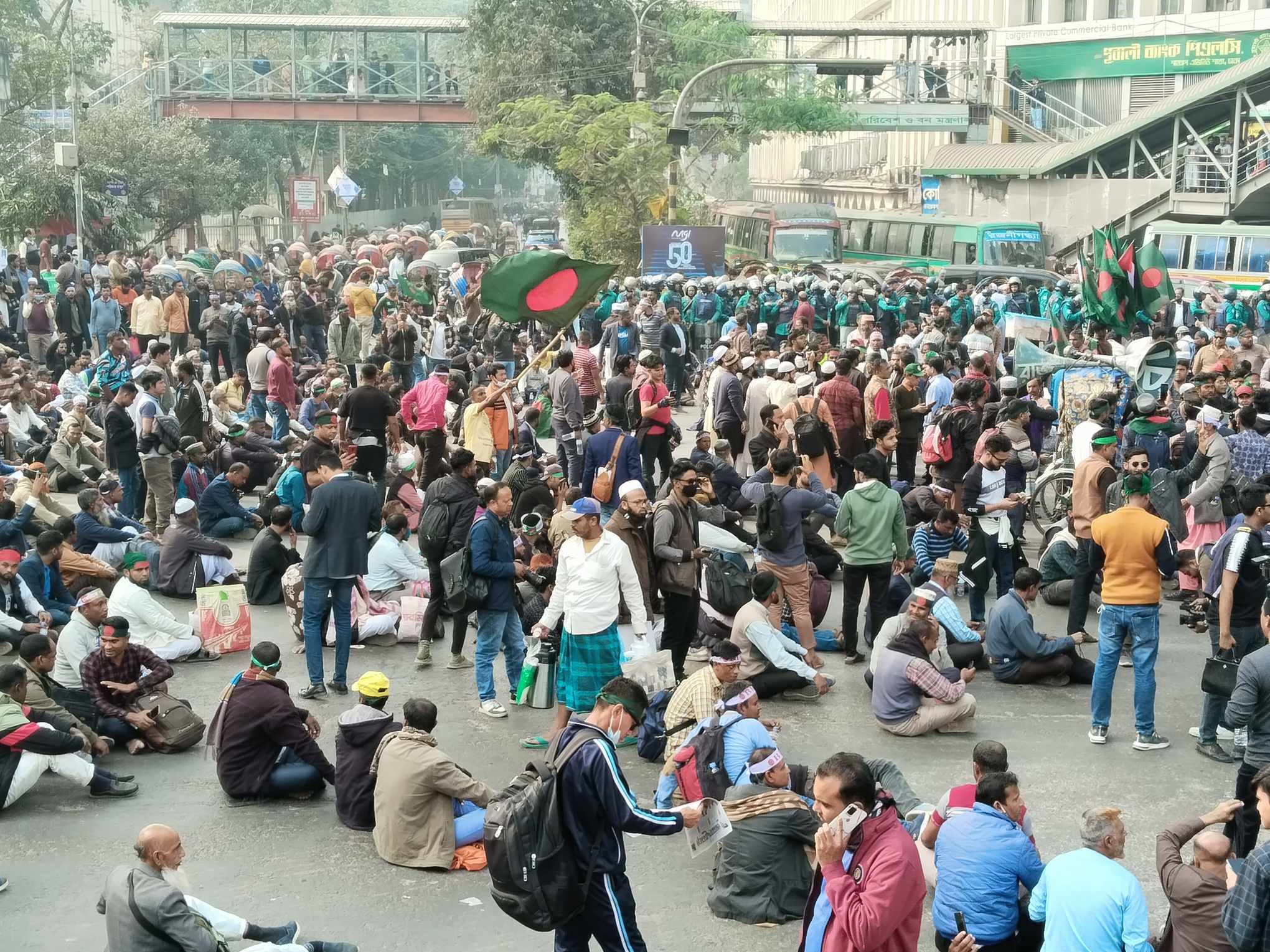 বিডিআর হত্যাকাণ্ডের পুনঃতদন্তের দাবিতে শাহবাগ মোড় অবরোধ