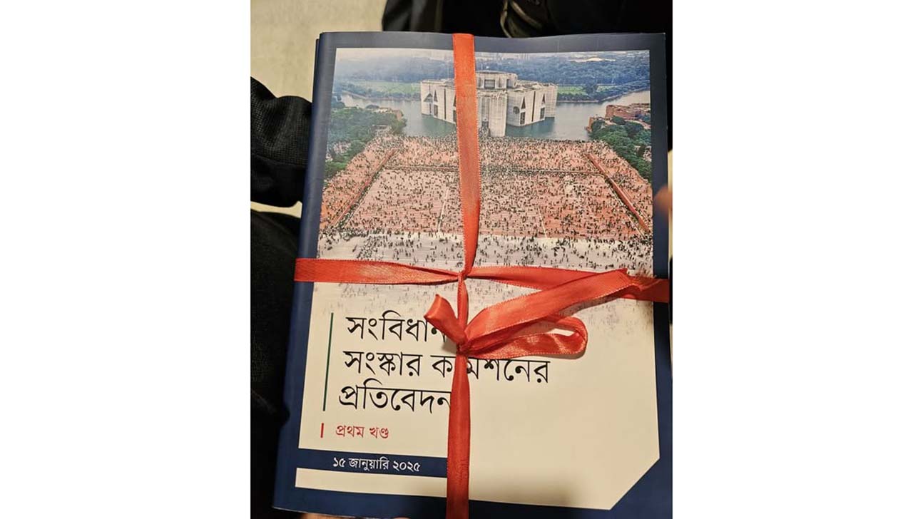 প্রধান উপদেষ্টার কাছে প্রতিবেদন জমা দিলেন ৪ সংস্কার কমিশন প্রধান