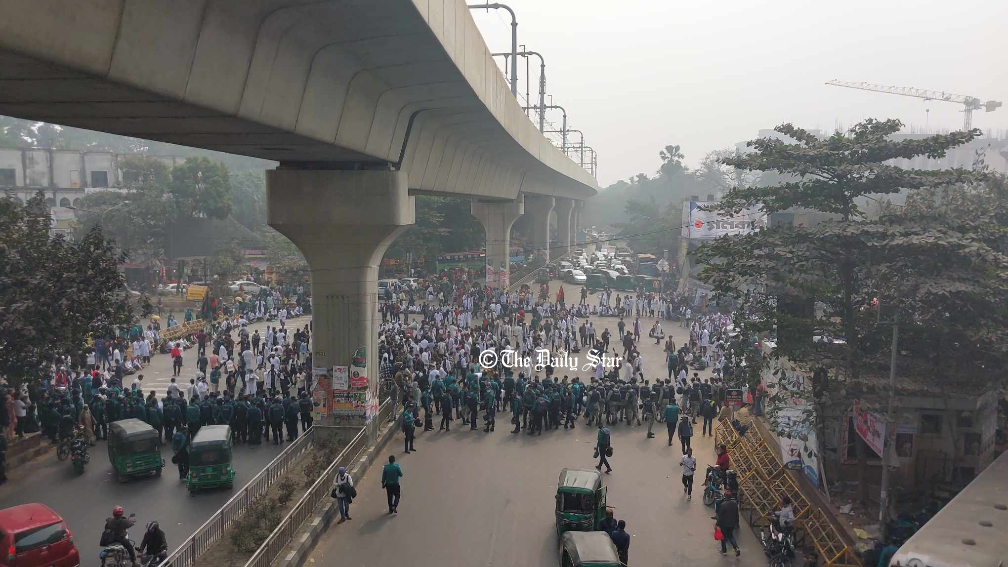 ৪ দফা দাবিতে শাহবাগে ম্যাটস শিক্ষার্থীদের অবস্থান, যান চলাচল বন্ধ