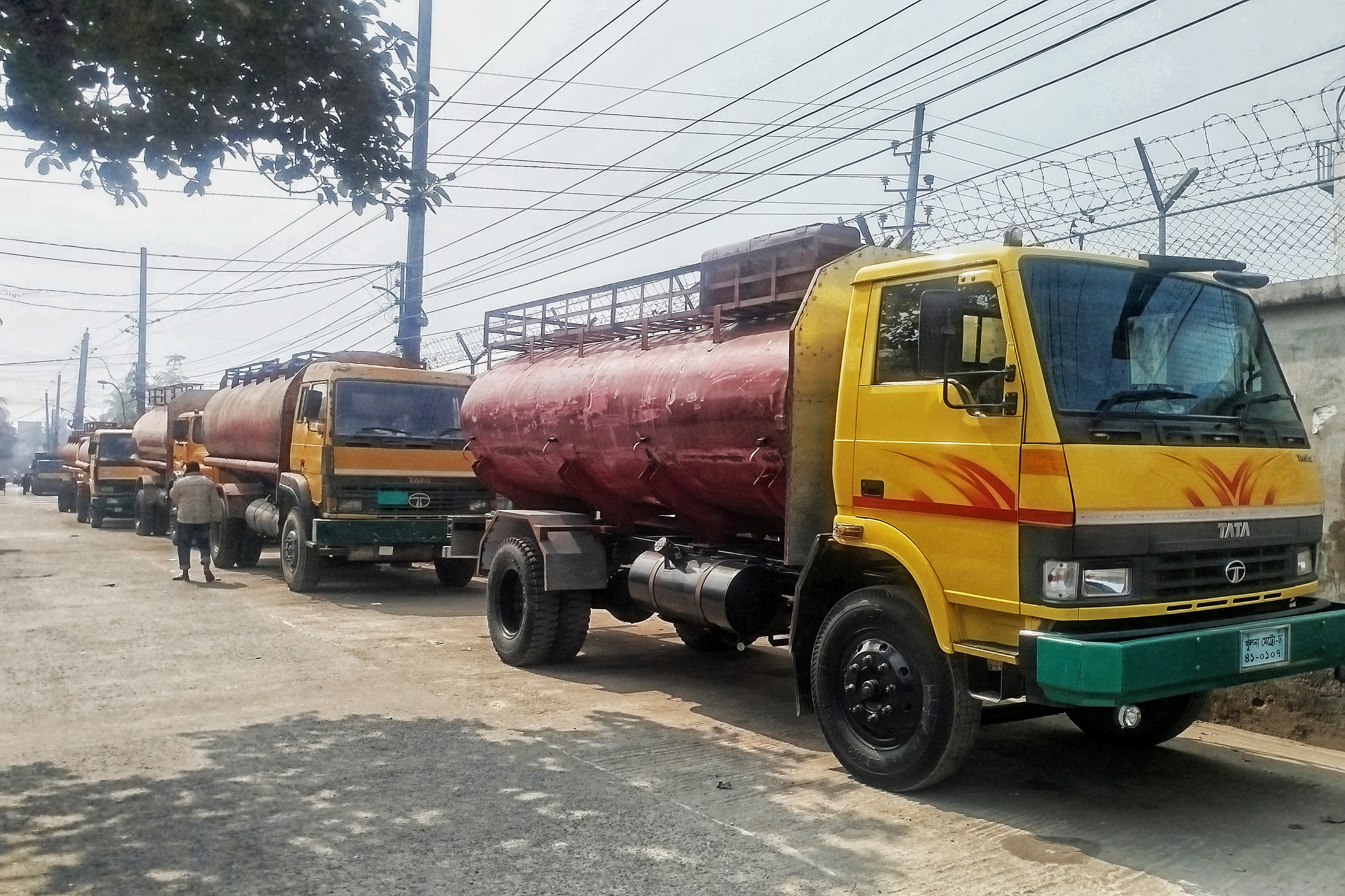 খুলনায় ট্যাংকলরি শ্রমিকদের কর্মবিরতি দ্বিতীয় দিনে, ১৪ জেলায় তেল সরবরাহ আজও বন্ধ