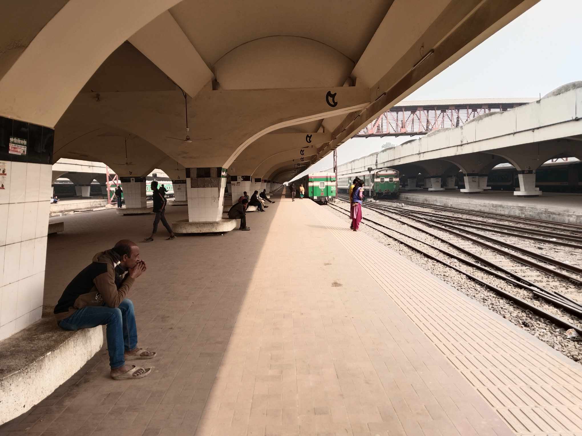 স্টেশন থেকে ছাড়ছে না ট্রেন, ফিরে যাচ্ছেন যাত্রীরা