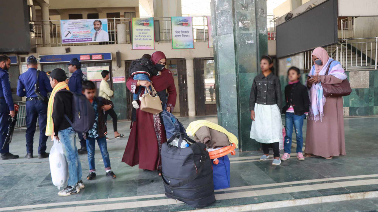 রেলে কর্মবিরতিতে সারাদেশে যাত্রীদের দুর্ভোগ