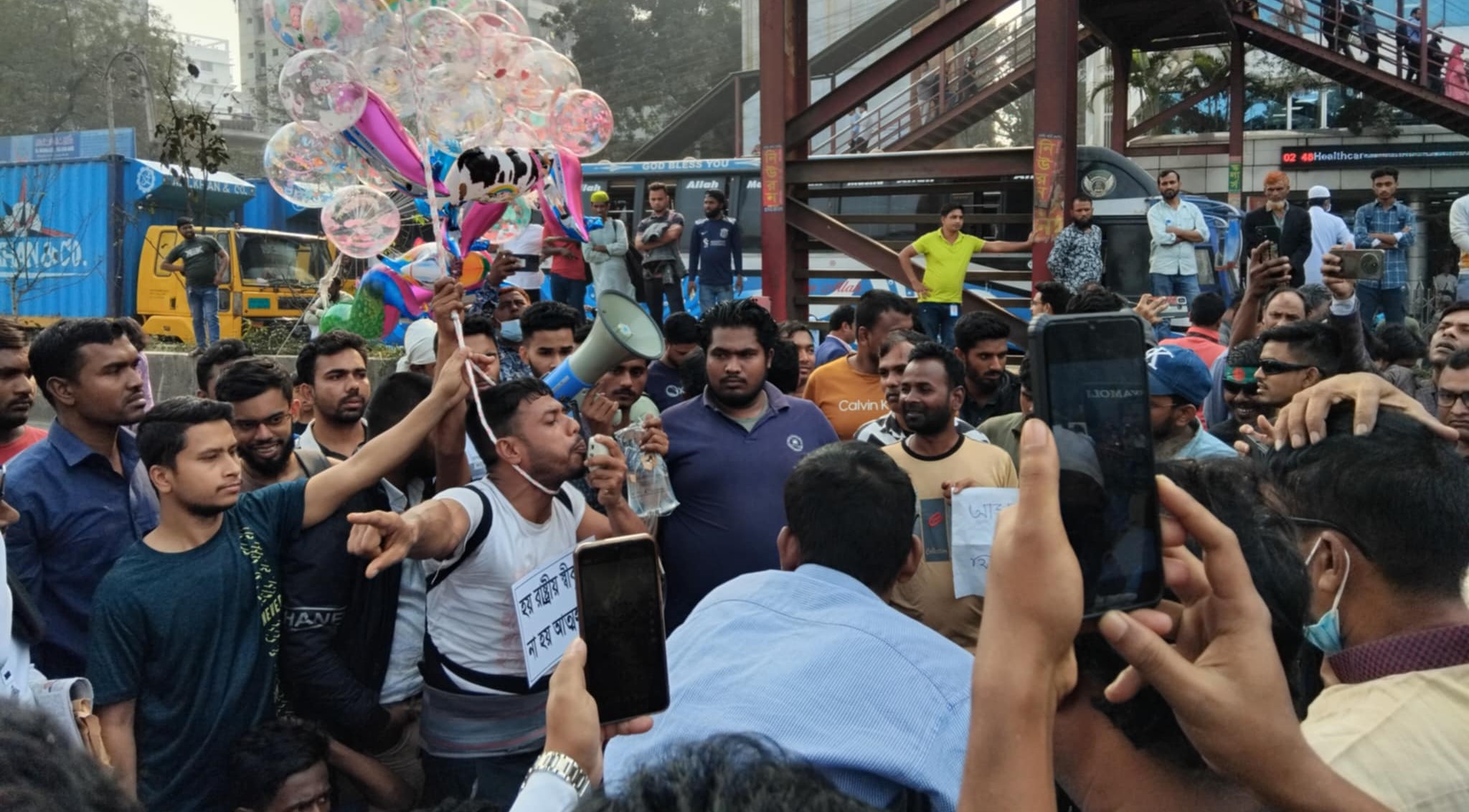 সচিবালয় যাচ্ছেন না অভ্যুত্থানে আহতরা, শিশুমেলা সড়কেই অবস্থানের ঘোষণা