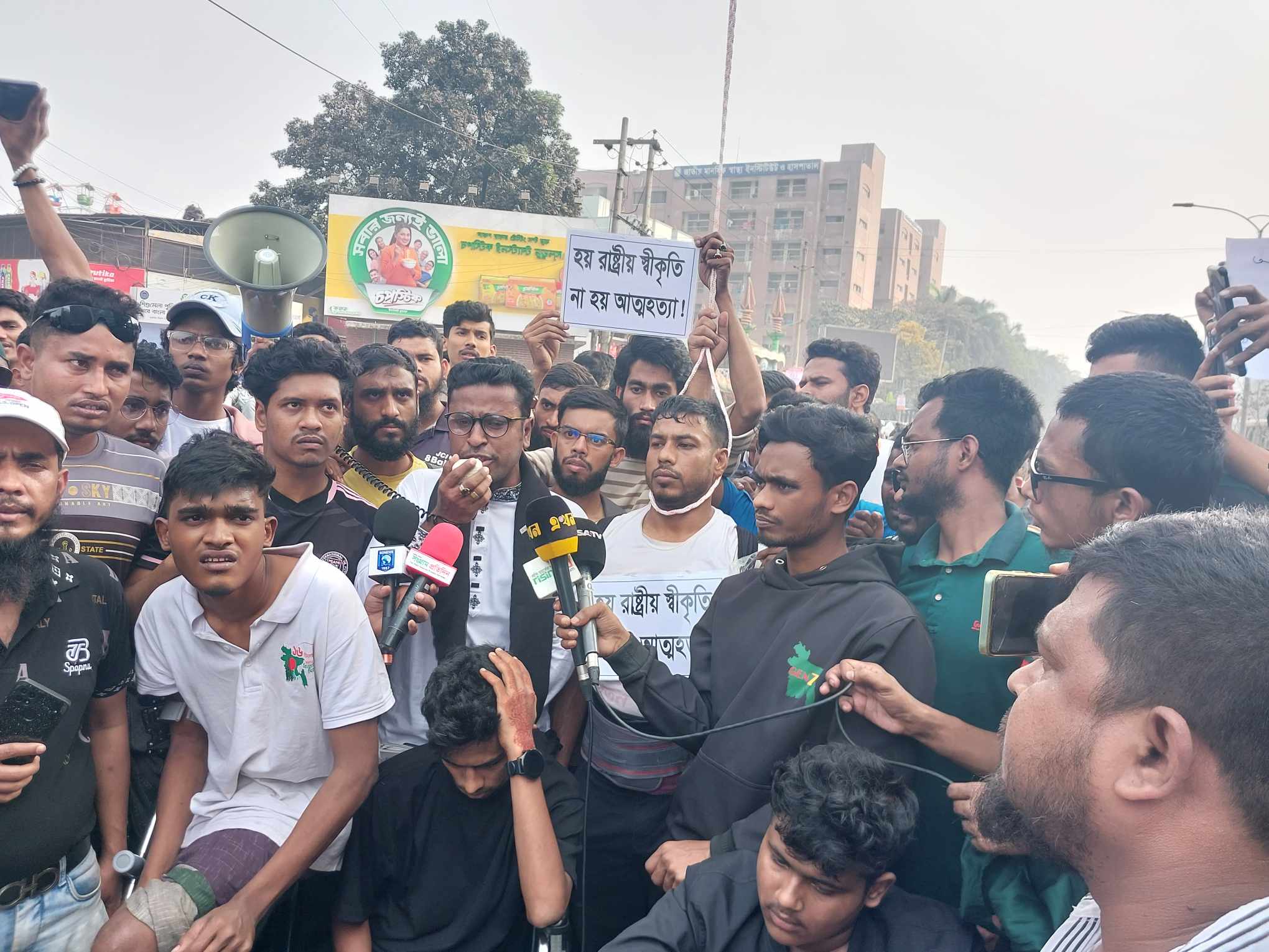 গণঅভ্যুত্থানে আহতদের দাবি মেনে নিতে বিকেল ৪টা পর্যন্ত আল্টিমেটাম