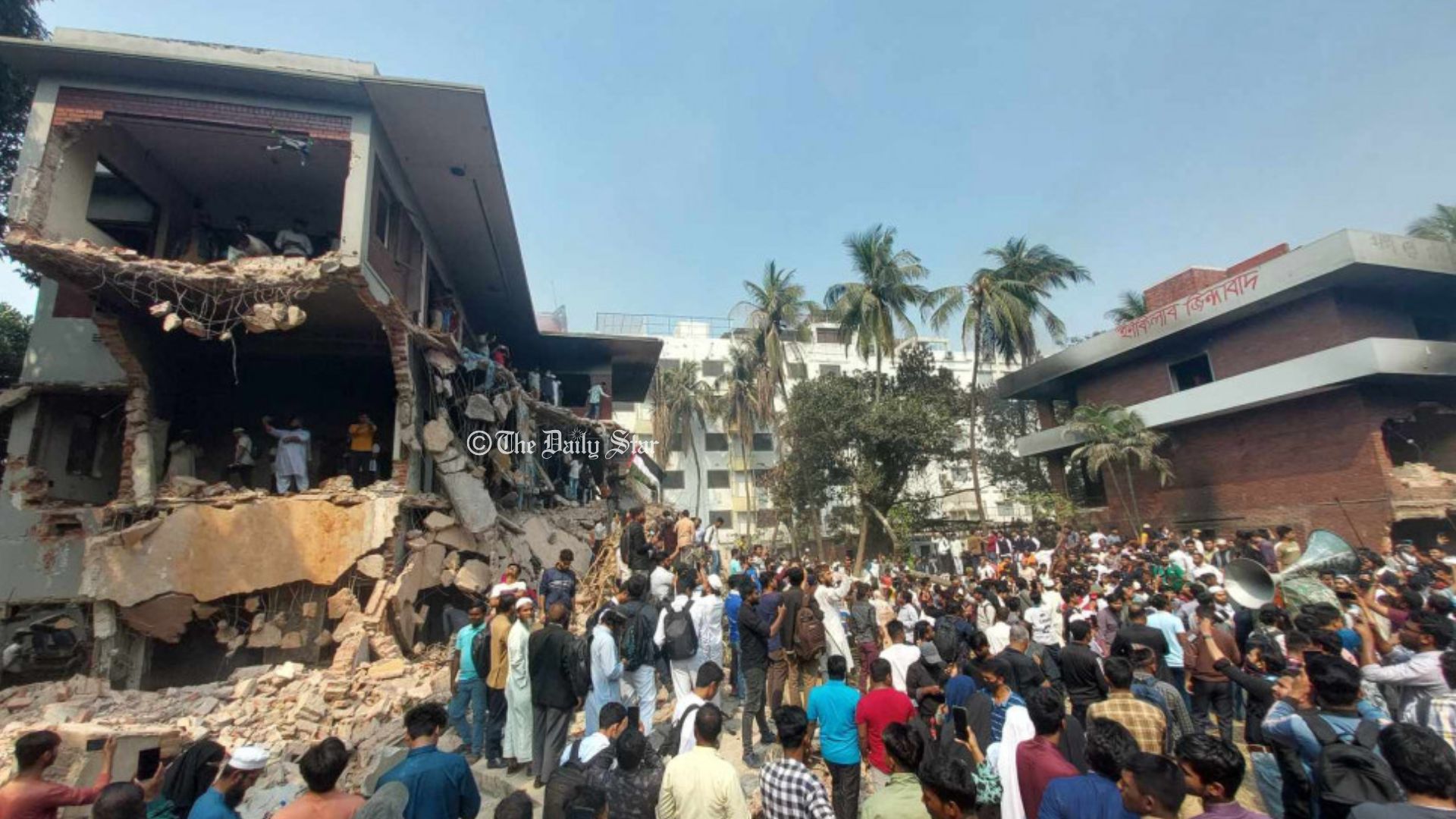 হাসিনার উসকানিমূলক বক্তব্যে জনগণের ক্রোধের বহিঃপ্রকাশে ৩২ নম্বরে ভাঙচুর