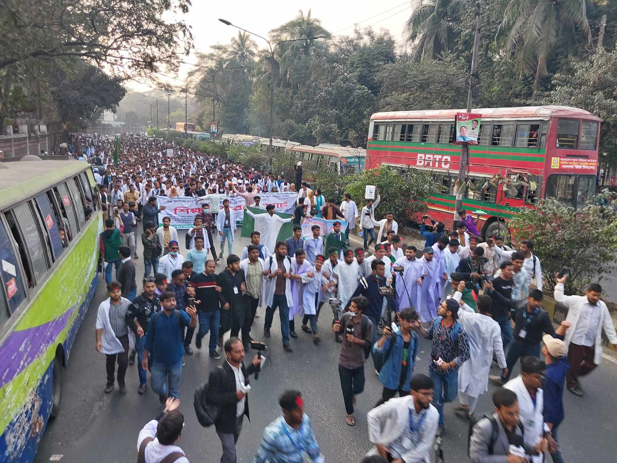 বিক্ষোভ মিছিল নিয়ে সচিবালয়ের দিকে যাচ্ছেন ম্যাটস শিক্ষার্থীরা