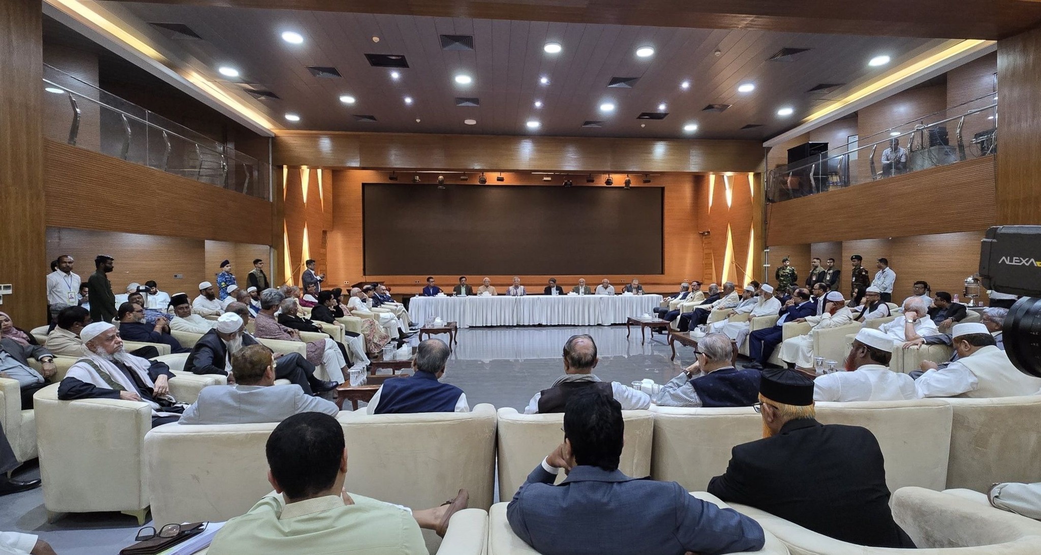 রাজনৈতিক দলগুলোর সঙ্গে জাতীয় ঐকমত্য কমিশনের বৈঠক শুরু