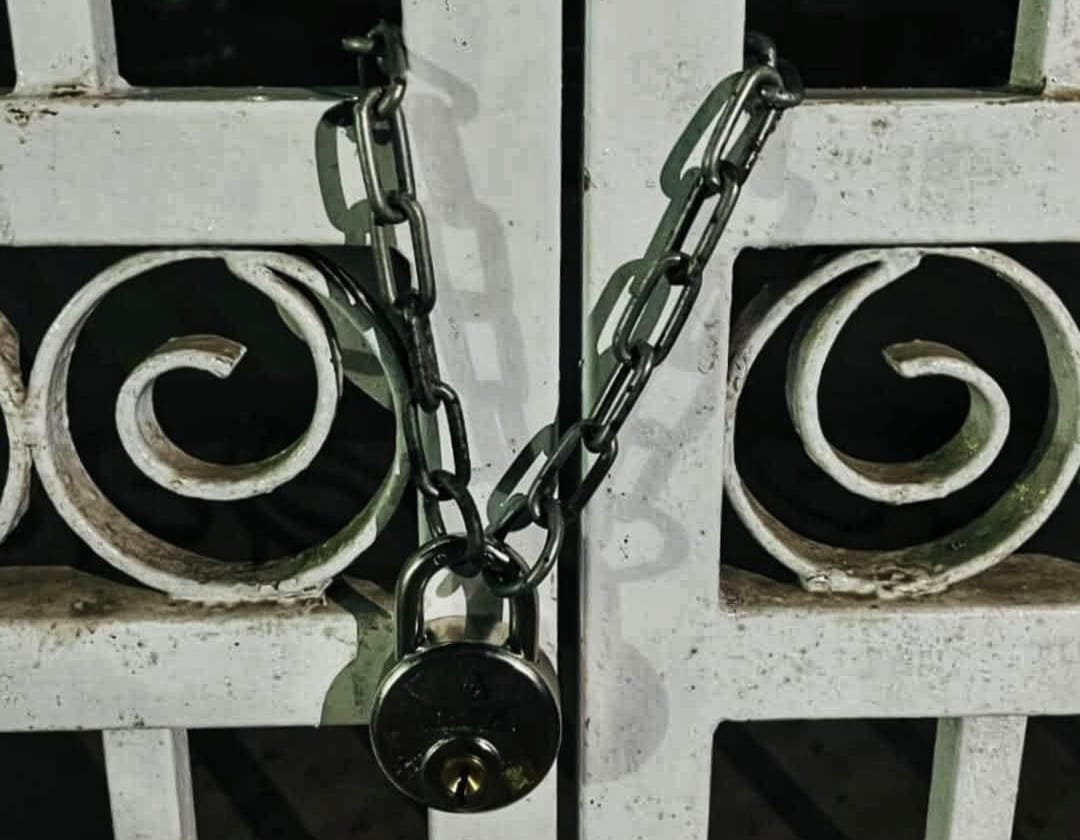 কুয়েট ভিসির বাসভবনে তালা, শিক্ষার্থীদের আন্দোলন চালিয়ে যাওয়ার ঘোষণা