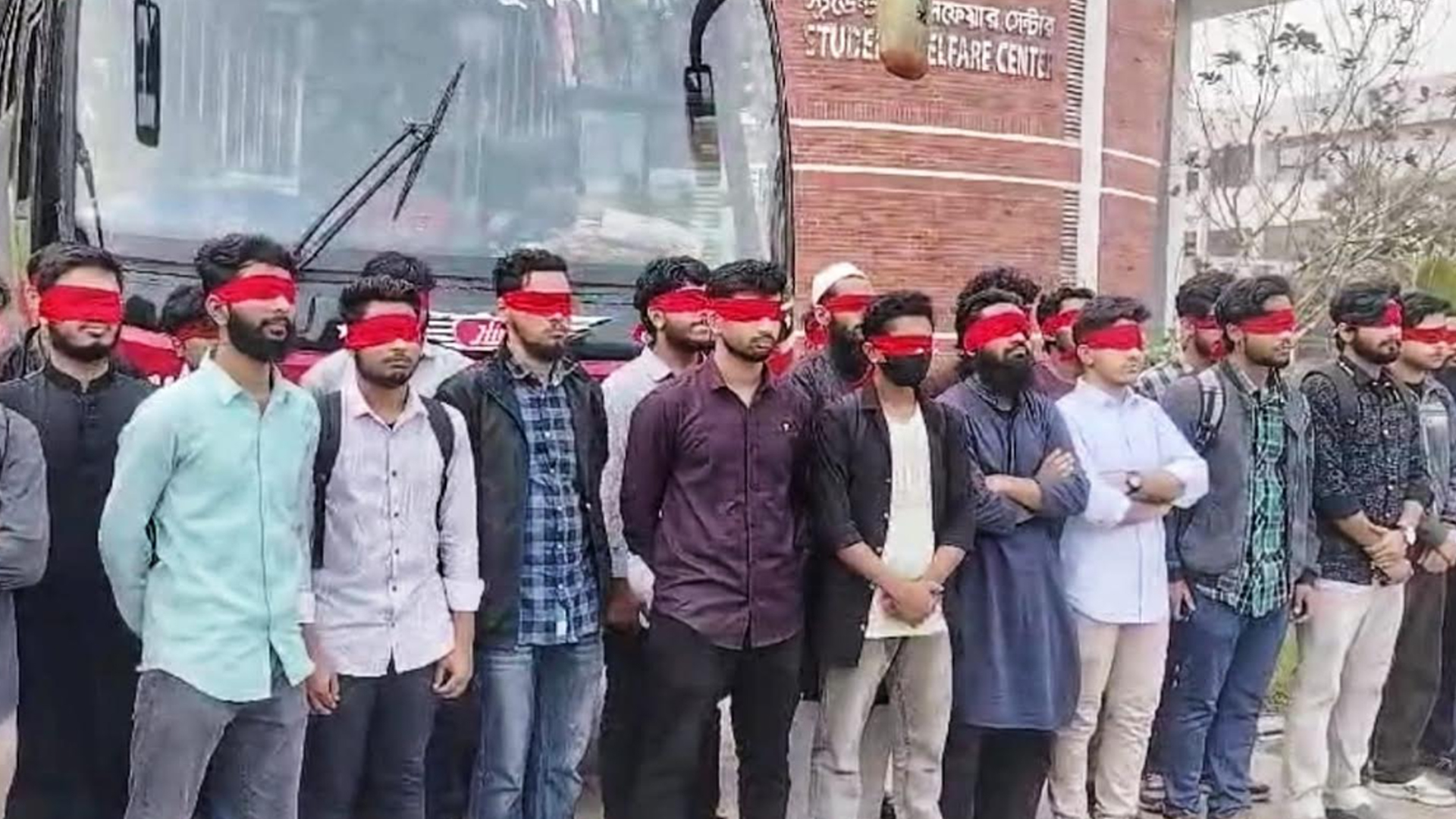 প্রধান উপদেষ্টার সঙ্গে দেখা করতে ঢাকার পথে কুয়েট শিক্ষার্থীরা