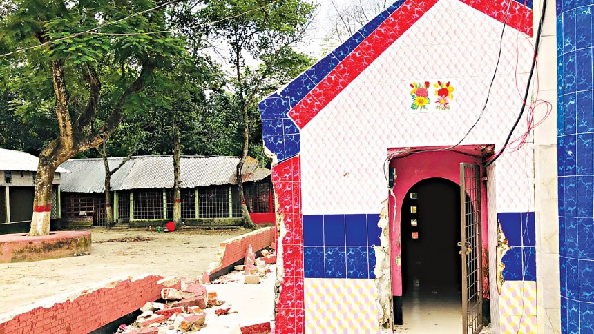 মাজারের মৌন আর্তনাদ