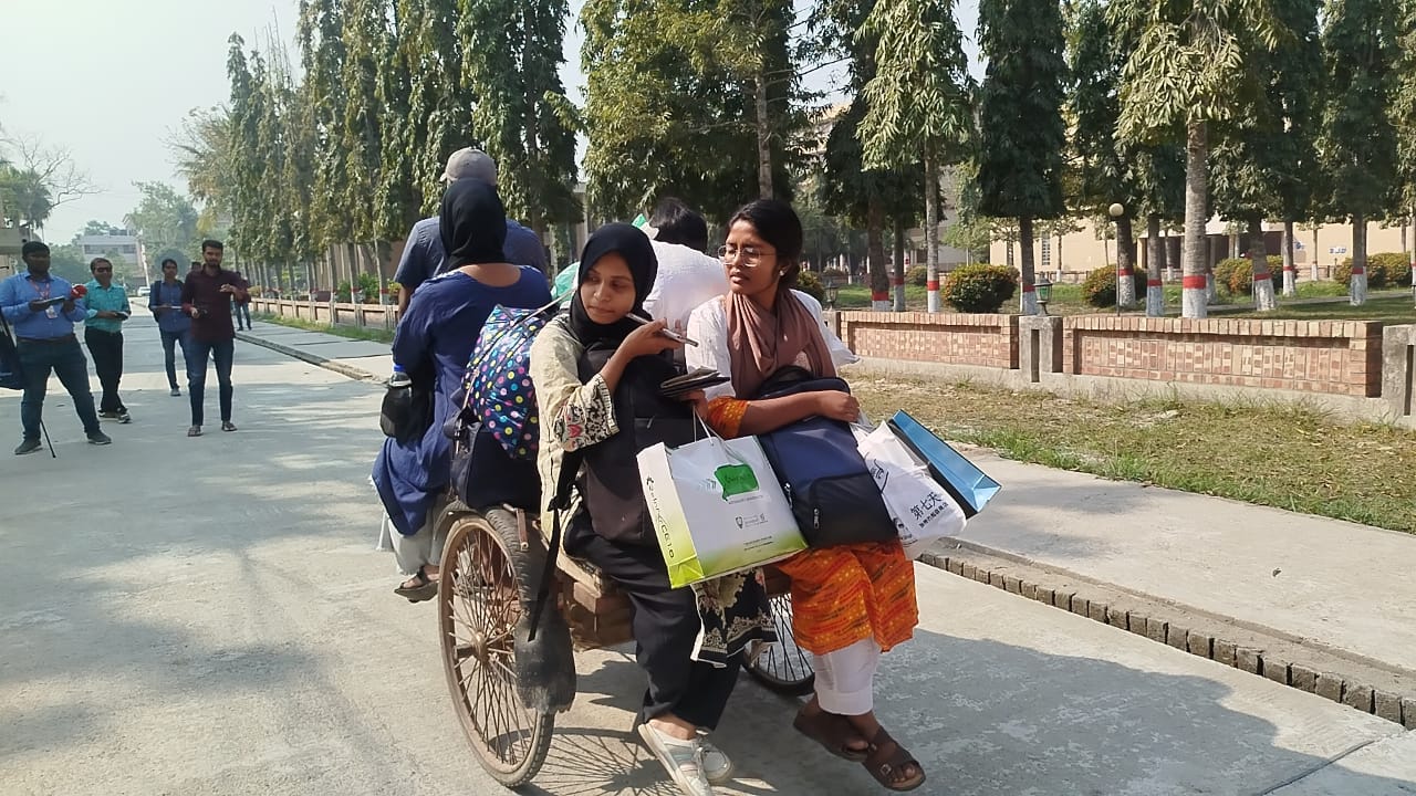 হল ছাড়ছেন কুয়েট শিক্ষার্থীরা