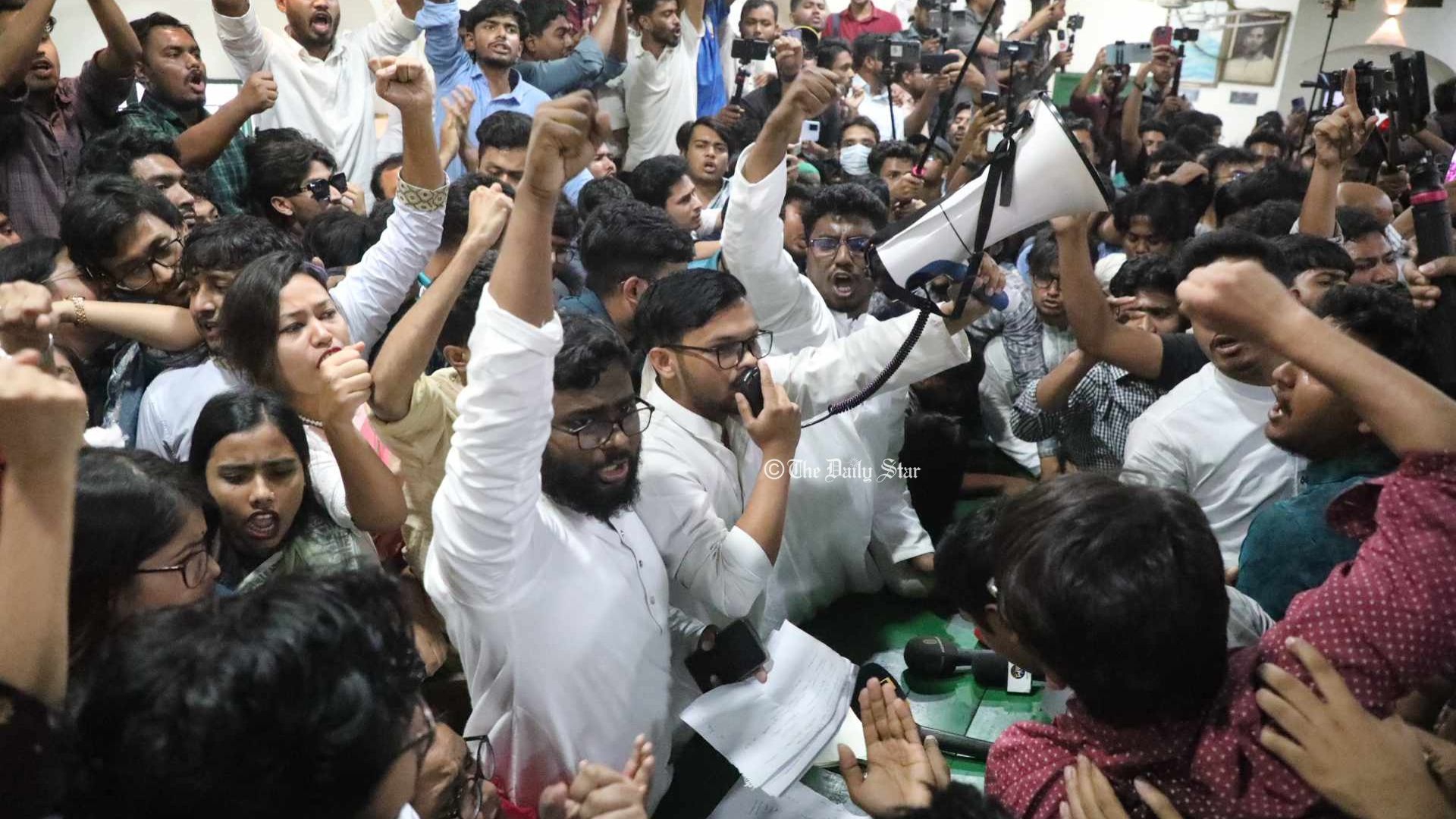 ‘বঞ্চিতদের’ বিক্ষোভের মধ্যেই ‘গণতান্ত্রিক ছাত্র সংসদের’ কমিটি ঘোষণা