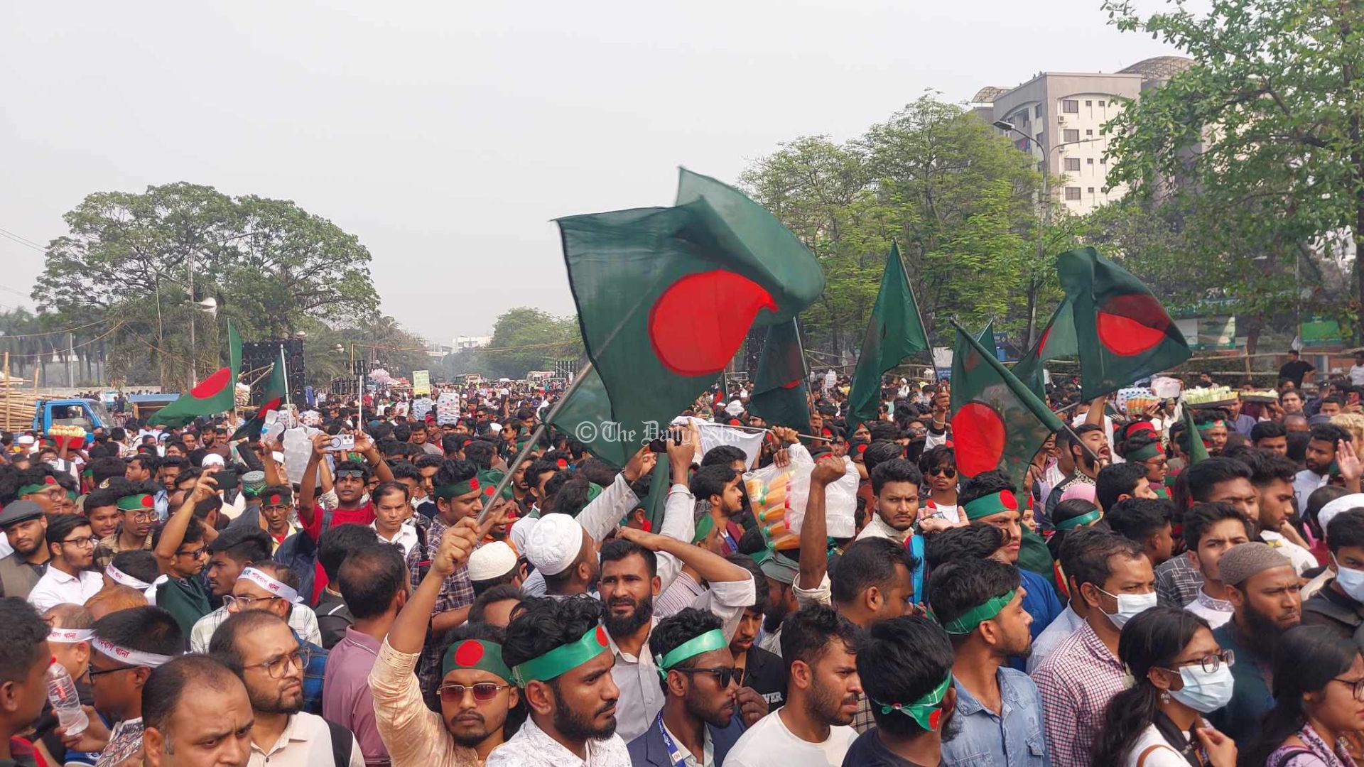 পতাকাশোভিত স্লোগানে মুখর মানিক মিয়া অ্যাভিনিউ