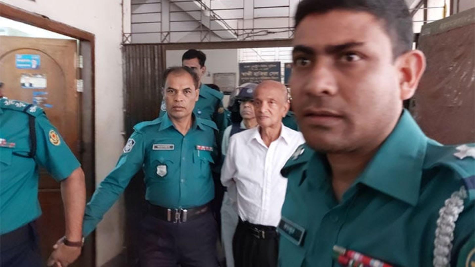 আওয়ামী লীগের কোনো পদে নেই, আর রাজনীতিও করব না: আদালতে কামাল মজুমদার