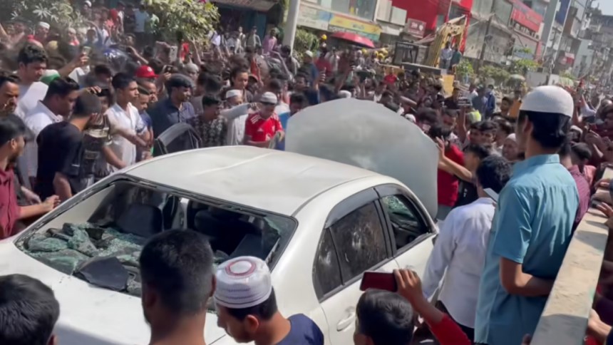 ছিনতাইয়ের অভিযোগে দুই বিদেশি নাগরিককে মারধর