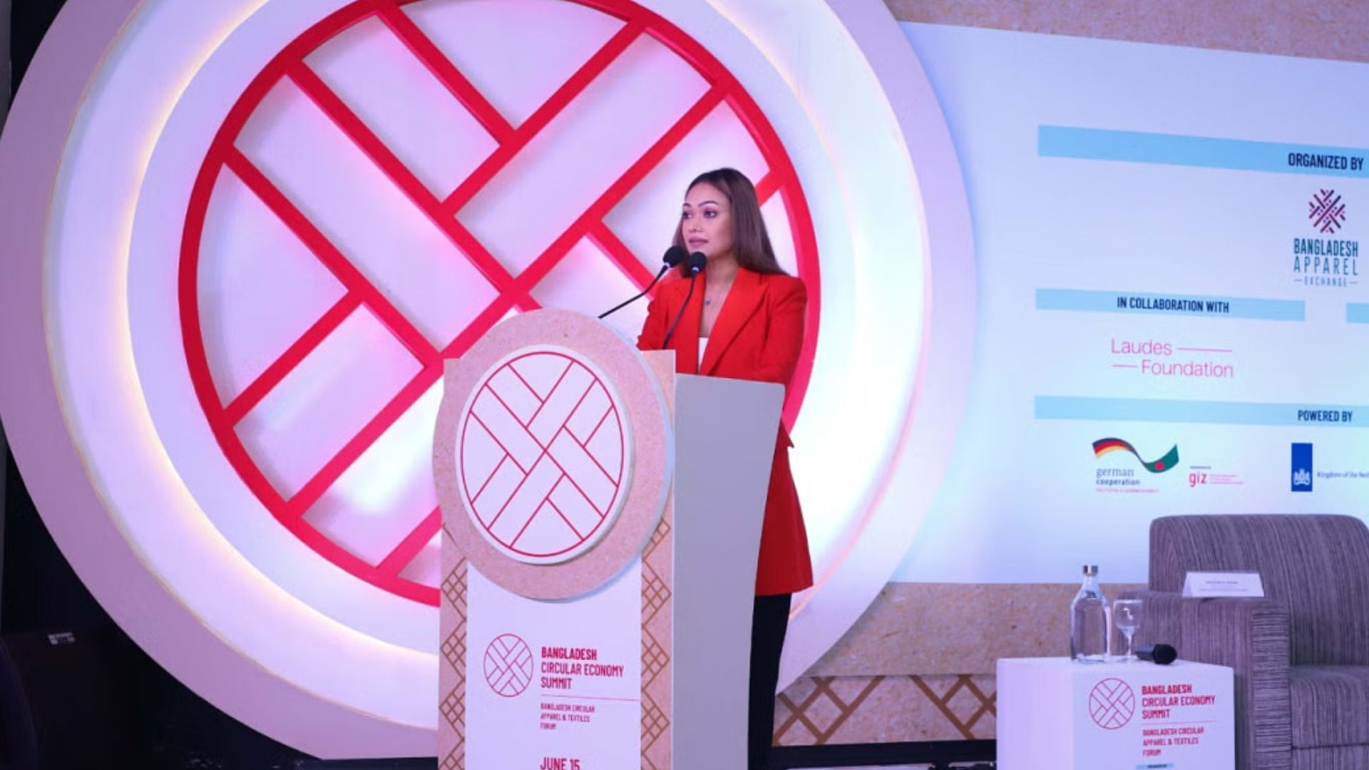 ফ্যাশনের নিয়ম নতুন করে লিখেছেন যিনি: আজরা মাহমুদের সঙ্গে কথোপকথন