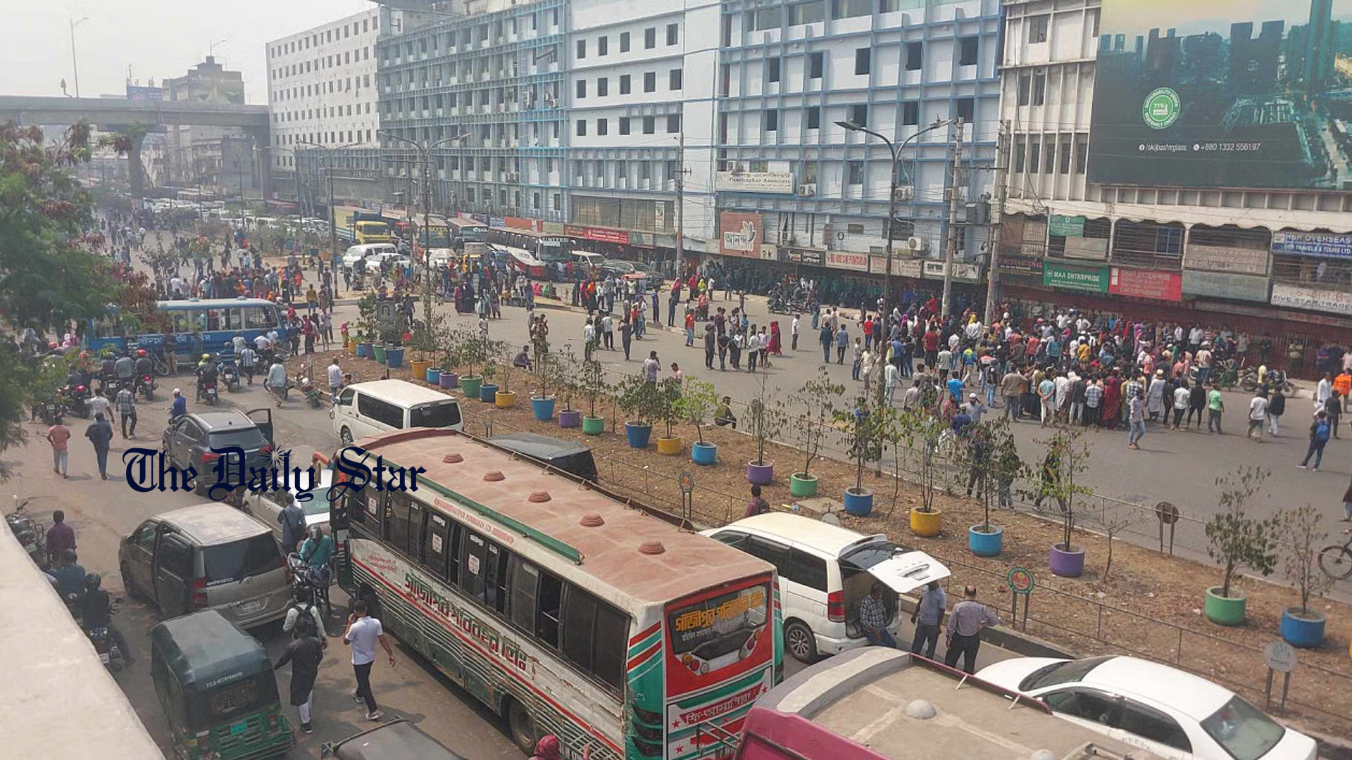 বনানী সড়ক-এক্সপ্রেসওয়ে বন্ধ, মানুষের চরম ভোগান্তি