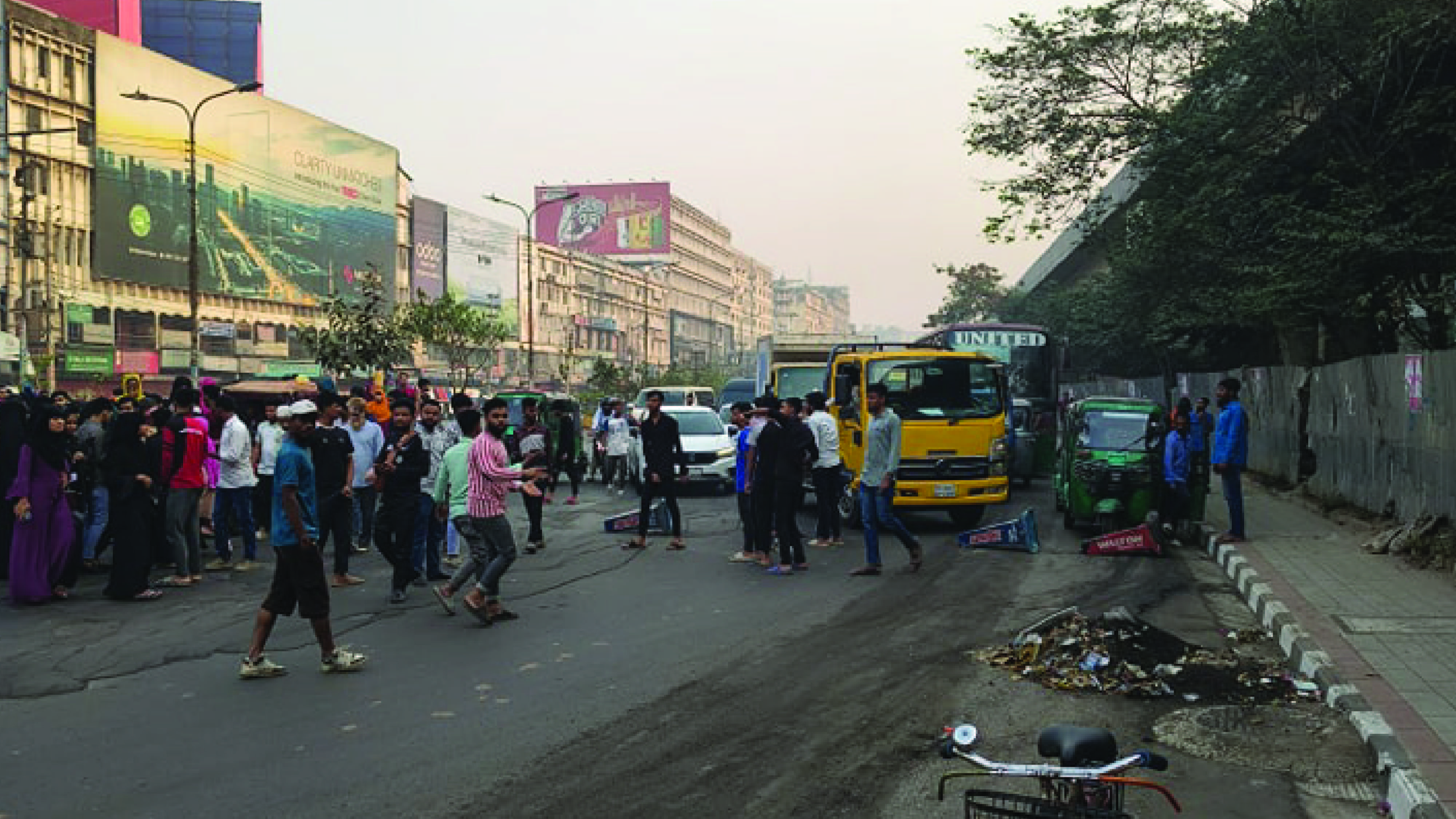 দুর্ঘটনায় সহকর্মী নিহত, বনানীতে সড়ক অবরোধ পোশাক শ্রমিকদের