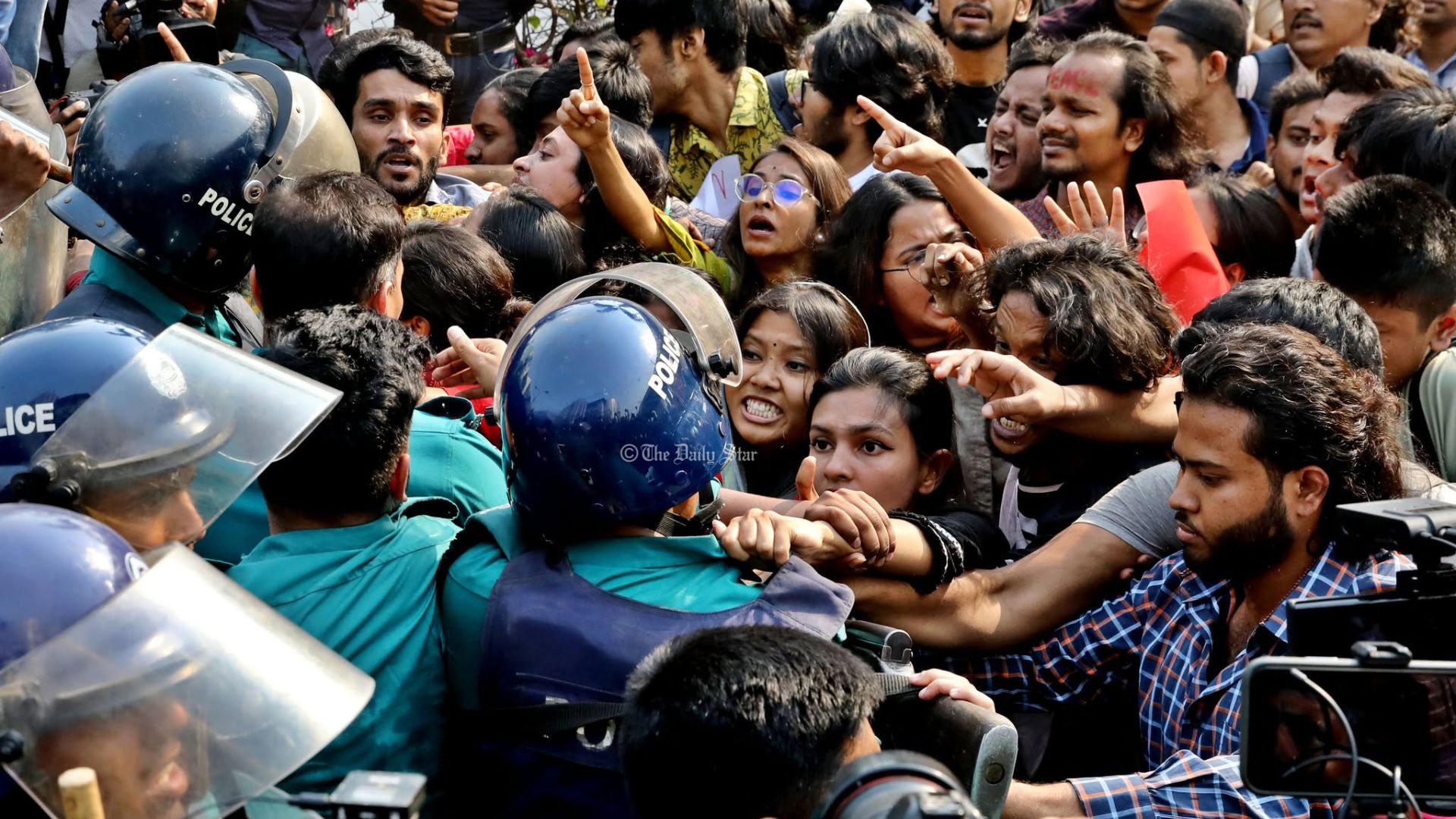 ইন্টারকন্টিনেন্টালের সামনে ধর্ষণবিরোধী বিক্ষোভকারীদের সঙ্গে পুলিশের সংঘর্ষ