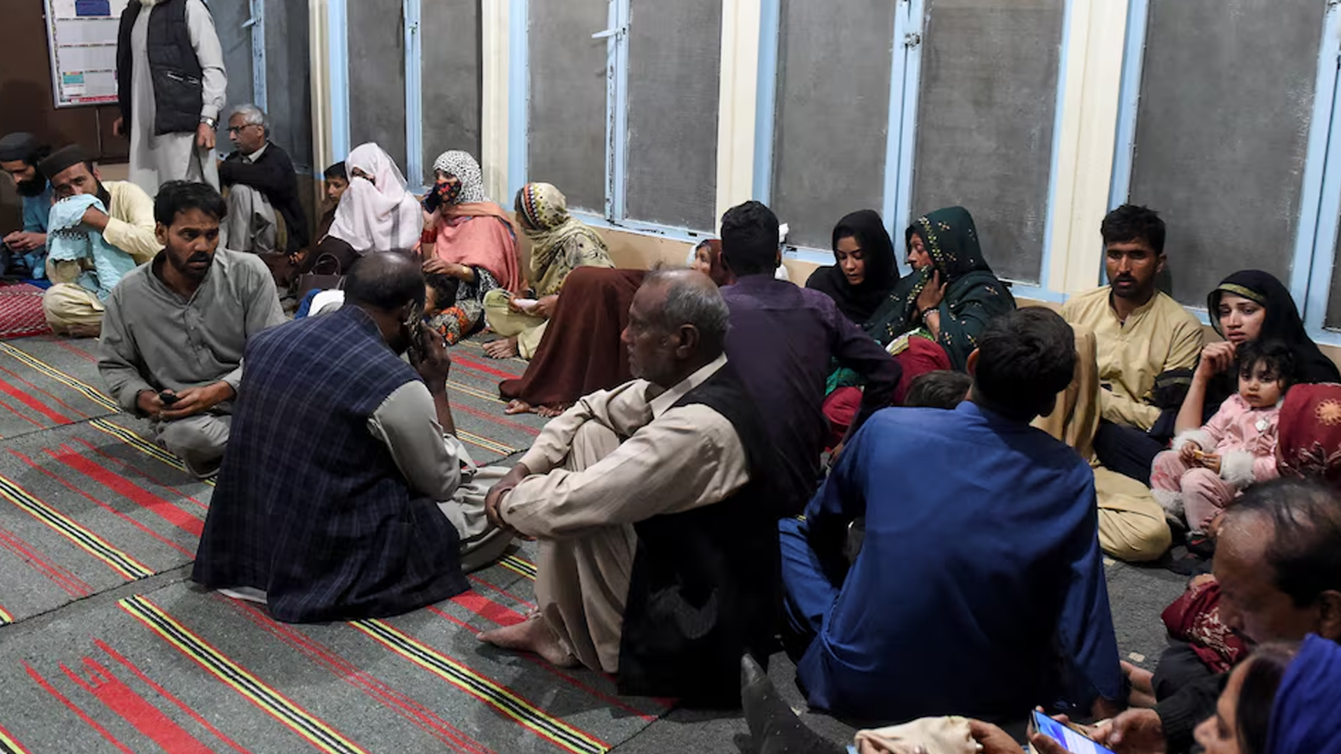 পাকিস্তানে ট্রেন থেকে ১৫৫ জিম্মি উদ্ধার, অন্তত ২৭ হামলাকারী নিহত