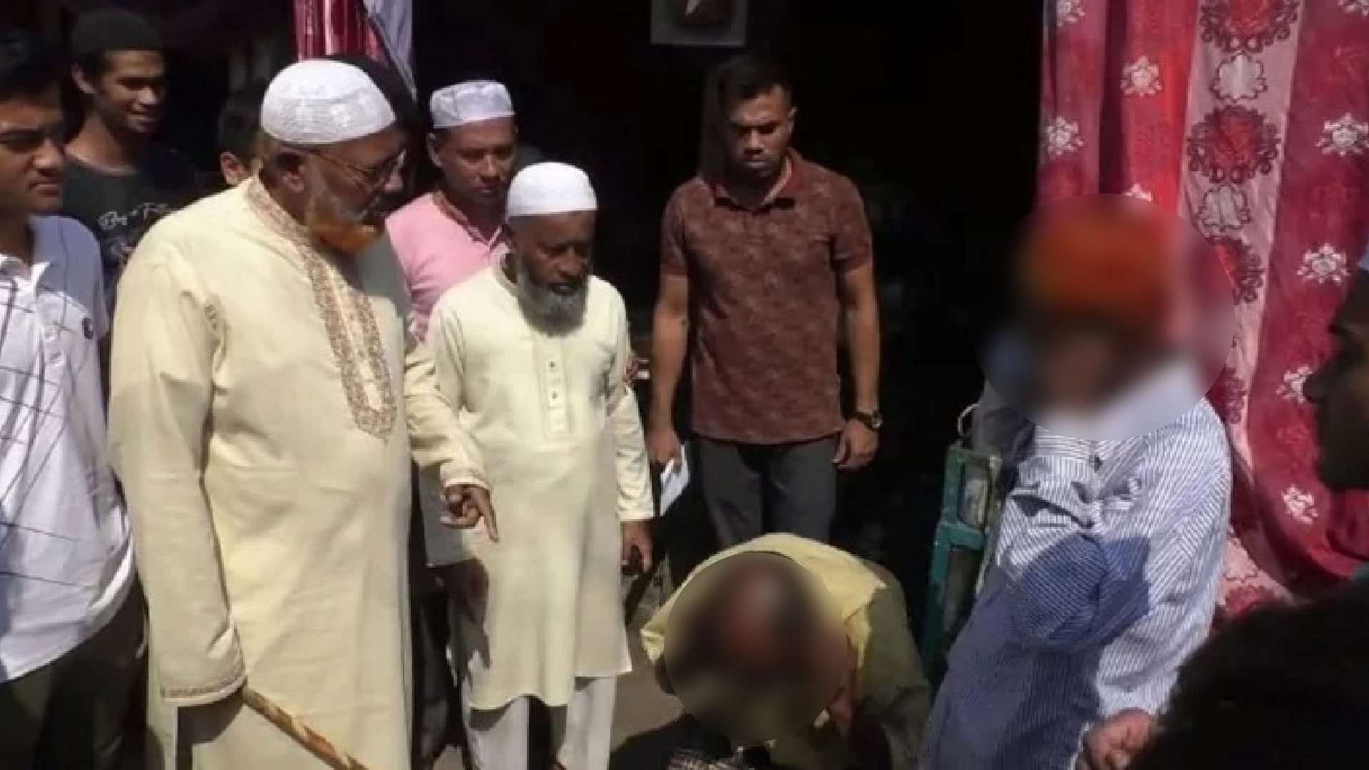 দিনের বেলায় খাবার খাওয়ায় যুবক-বৃদ্ধদের কান ধরে উঠবস