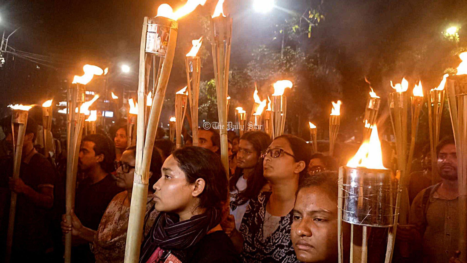 ধর্ষণ-নিপীড়নের বিচারসহ ৩ দাবিতে ঢাবিতে ছাত্র-জনতার মশাল মিছিল