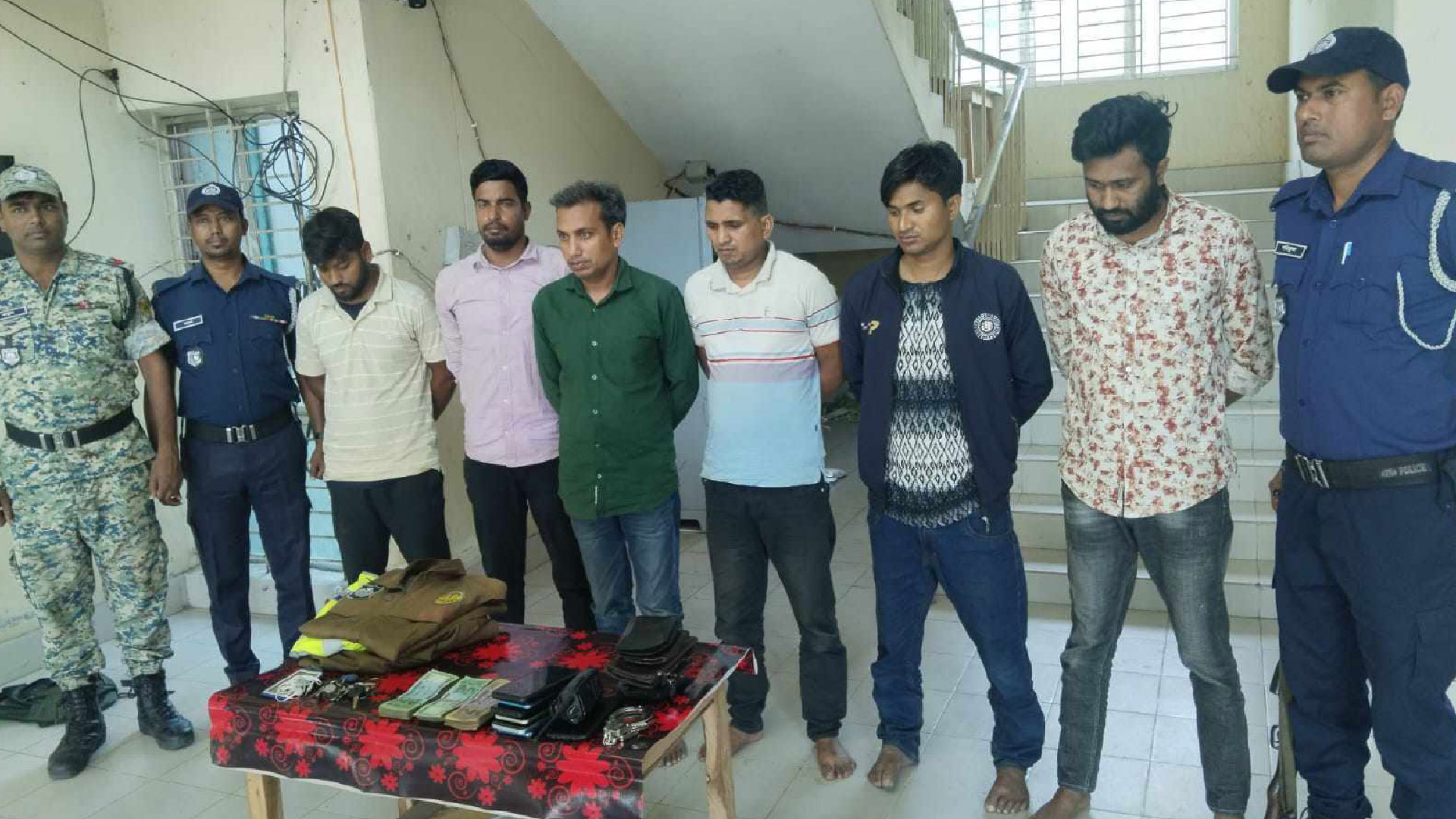 অপহরণ করে মুক্তিপণ আদায়, হাইওয়ে পুলিশের হাতে ডিবির ৫ সদস্য গ্রেপ্তার