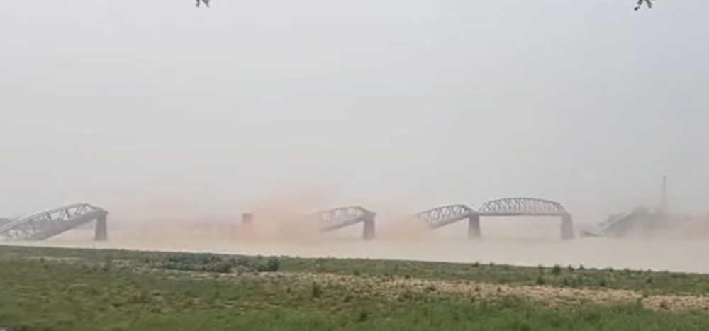 ভূমিকম্পে মিয়ানমারে ধসে পড়ল ৯১ বছরের পুরোনো সেতু