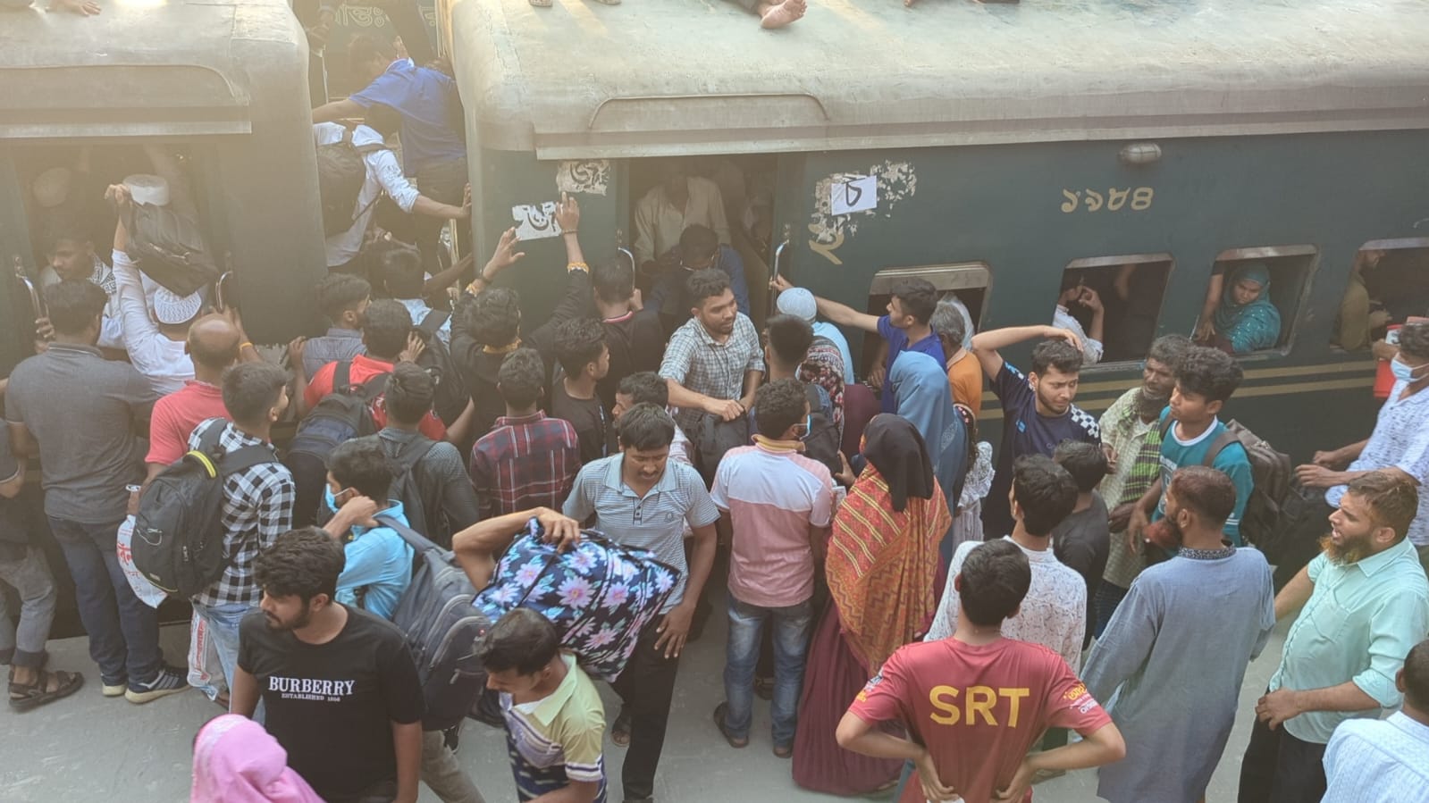 জয়দেবপুরে ট্রেনের ছাদেও যাত্রী, চলছে নির্ধারিত সময়েই