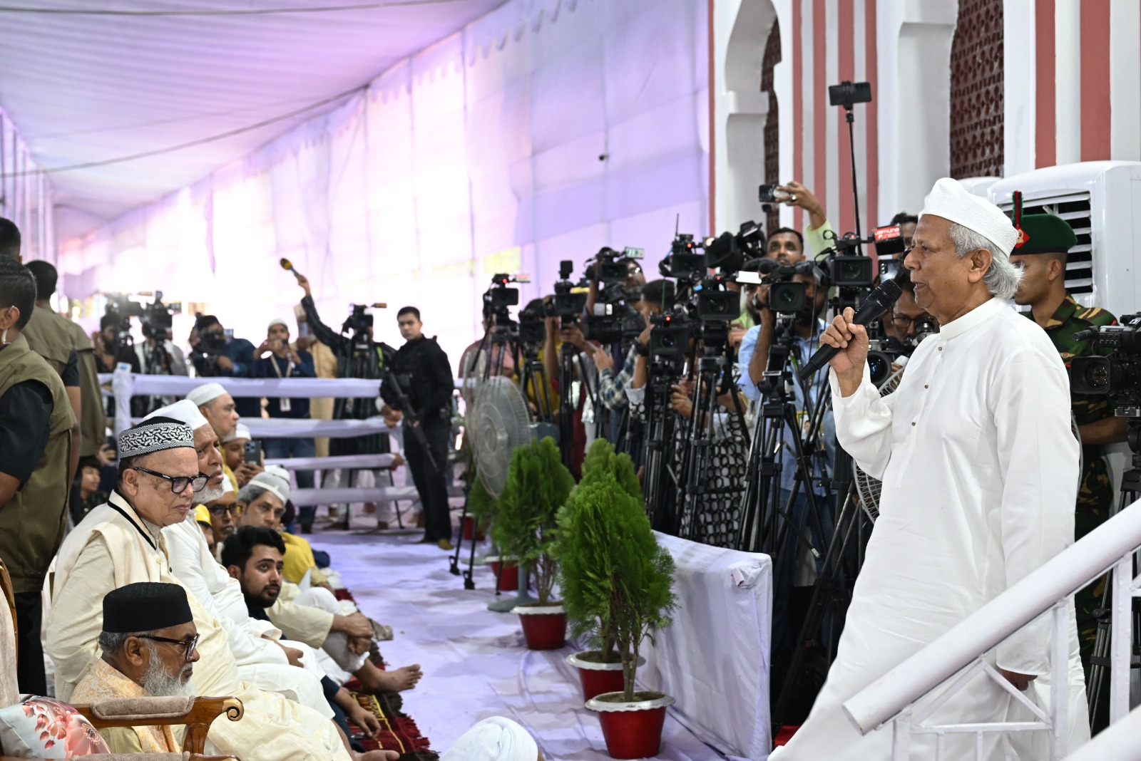 যত বাধাই আসুক, ঐক্যবদ্ধ জাতি হিসেবে নতুন বাংলাদেশ গড়বো: প্রধান উপদেষ্টা