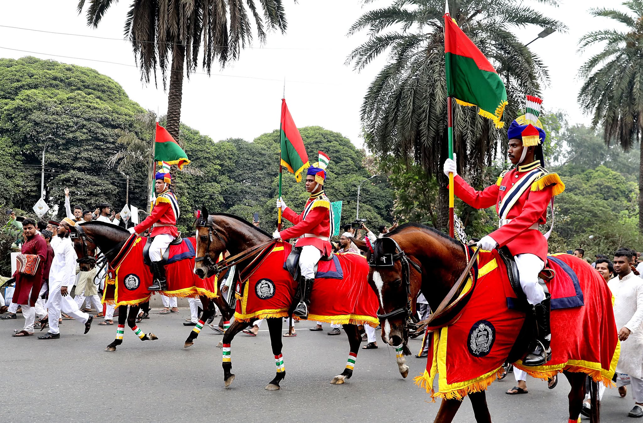 মোঘল ঐতিহ্যের ধারায় ঢাকায় ‘ঈদ আনন্দ মিছিল', মানুষের ঢল