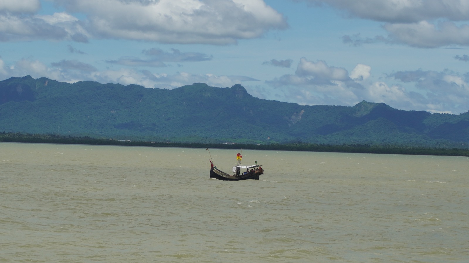 নাফ নদী থেকে ১১ বাংলাদেশি জেলেসহ ৫ ট্রলার নিয়ে গেল আরাকান আর্মি