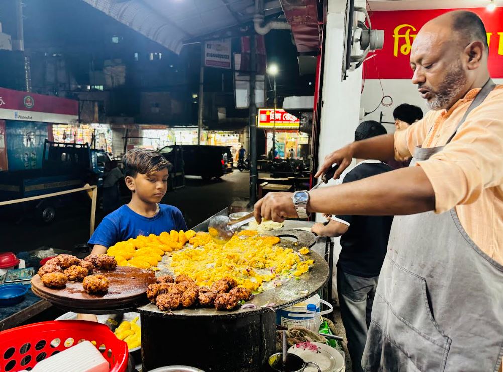 মিরপুরের এই কোয়েলের ডিম চাপের স্বাদ নিয়েছেন?