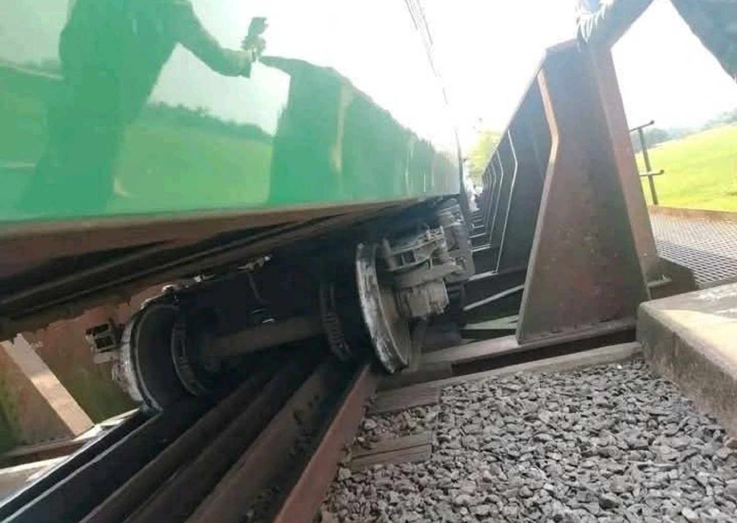 গাজীপুরে চিলাহাটি এক্সপ্রেসের বগি লাইনচ্যুত, ট্রেন চলাচল বন্ধ