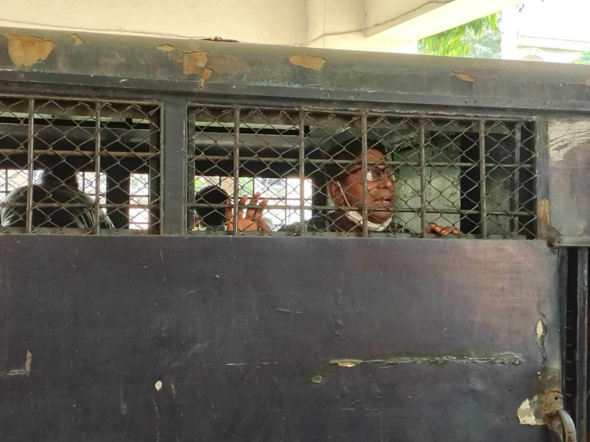 বগুড়ায় আদালতের হাজতখানায় আ. লীগ নেতাকে মারধর